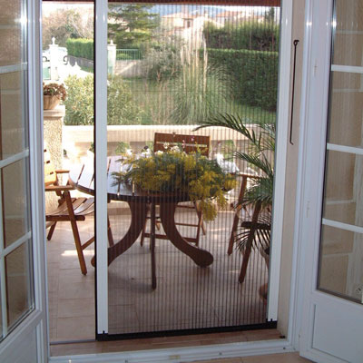 Porte fenêtre d'une villa avec moustiquaire à ouverture latérale