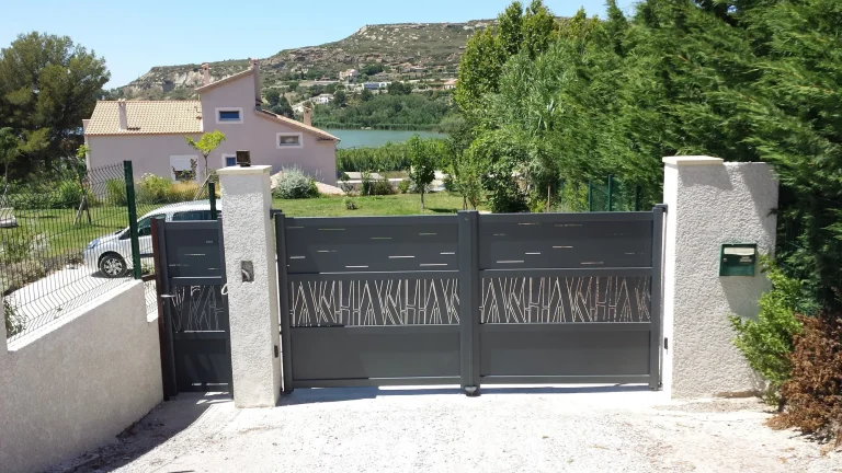 Pose d'un portail et portillon assortis pour une maison