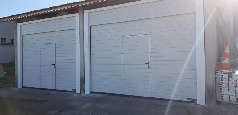portes garages industrielles avec ouvertures encastrées
