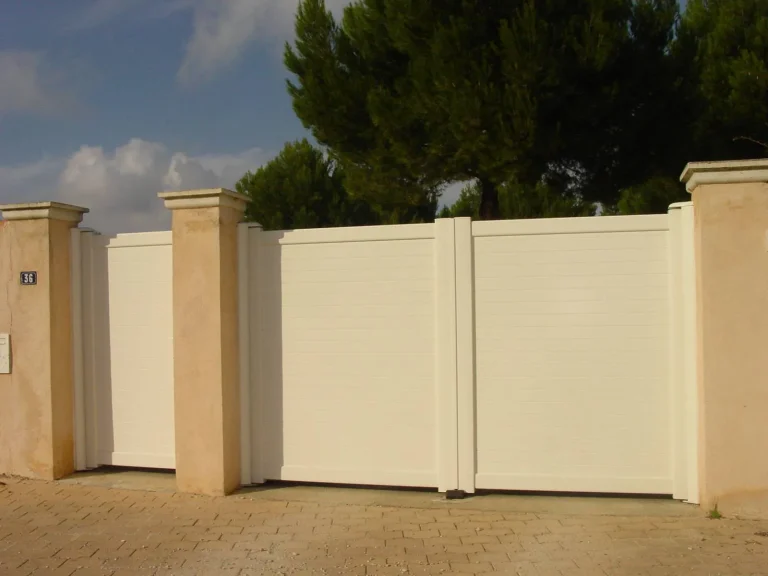 Installation d'un portail et portillon assortis de la marque KSM au motif bambou