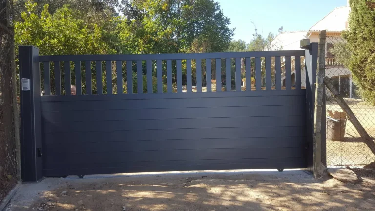 Grand portail gris anthracite