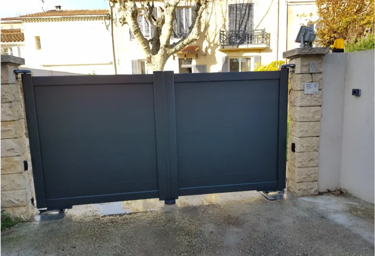 Installation d'un portail en aluminium anthracite motorisé