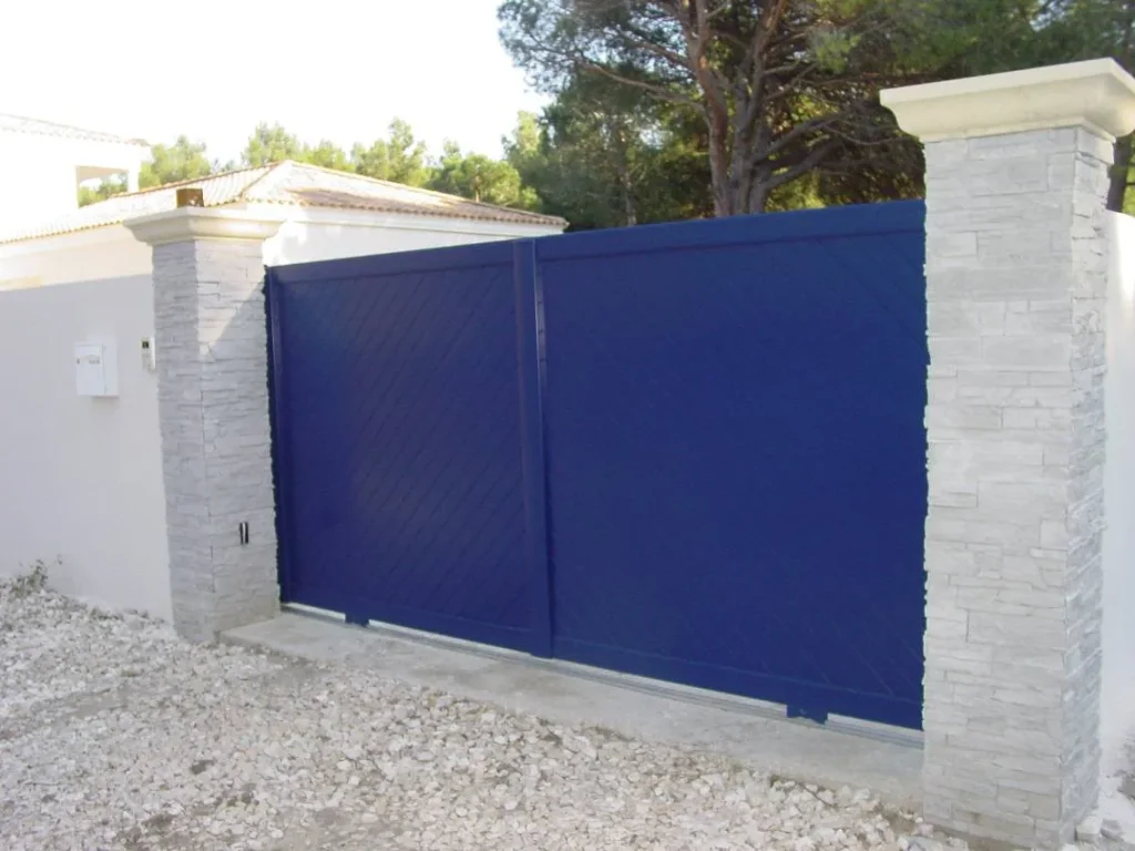 Portail coulissant bleu foncé