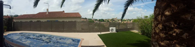 Belle villa avec clôture originale en aluminium