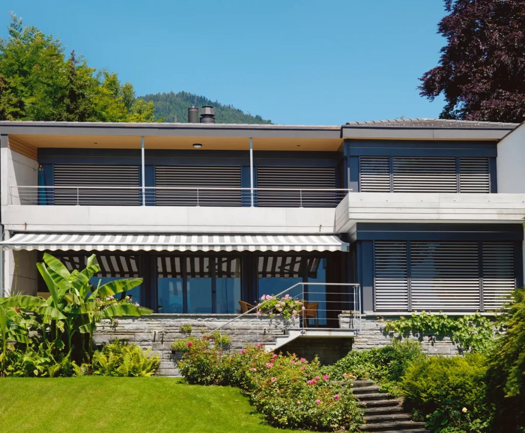 maison moderne avec stores de la gamme Hélianthe