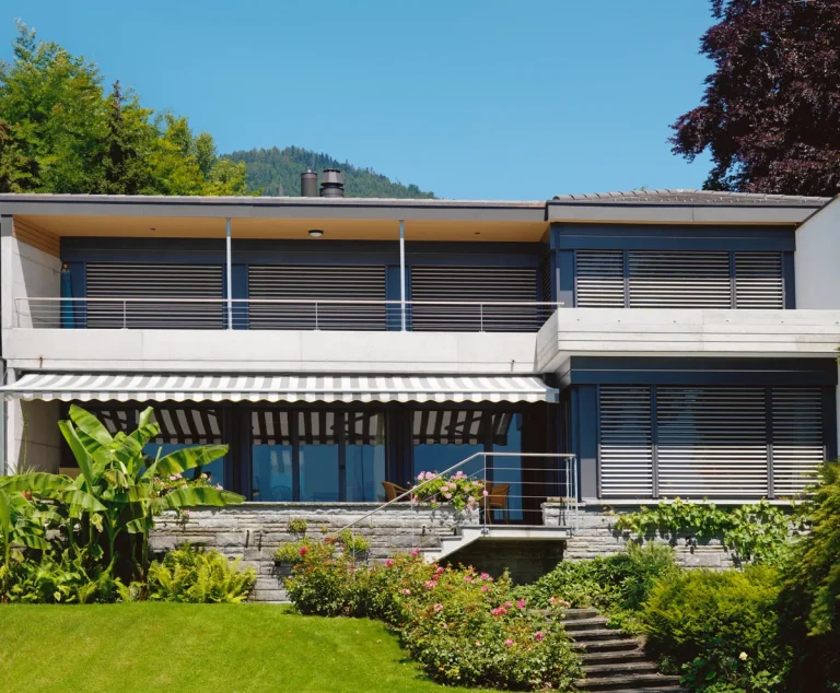 maison moderne avec stores de la gamme Hélianthe