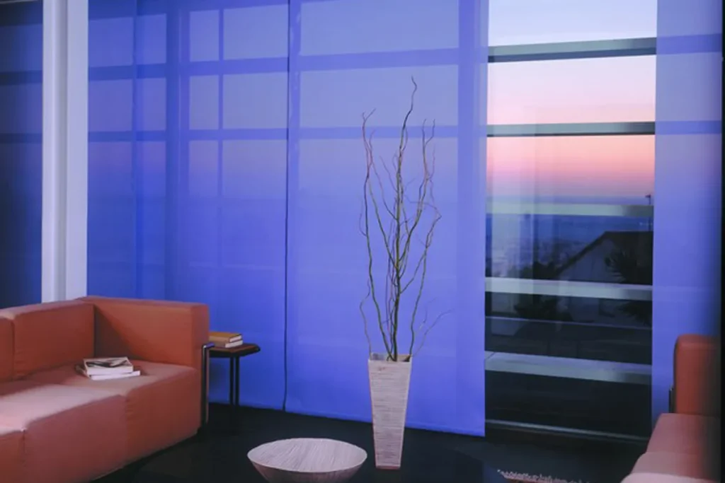 salon moderne avec store japonisant