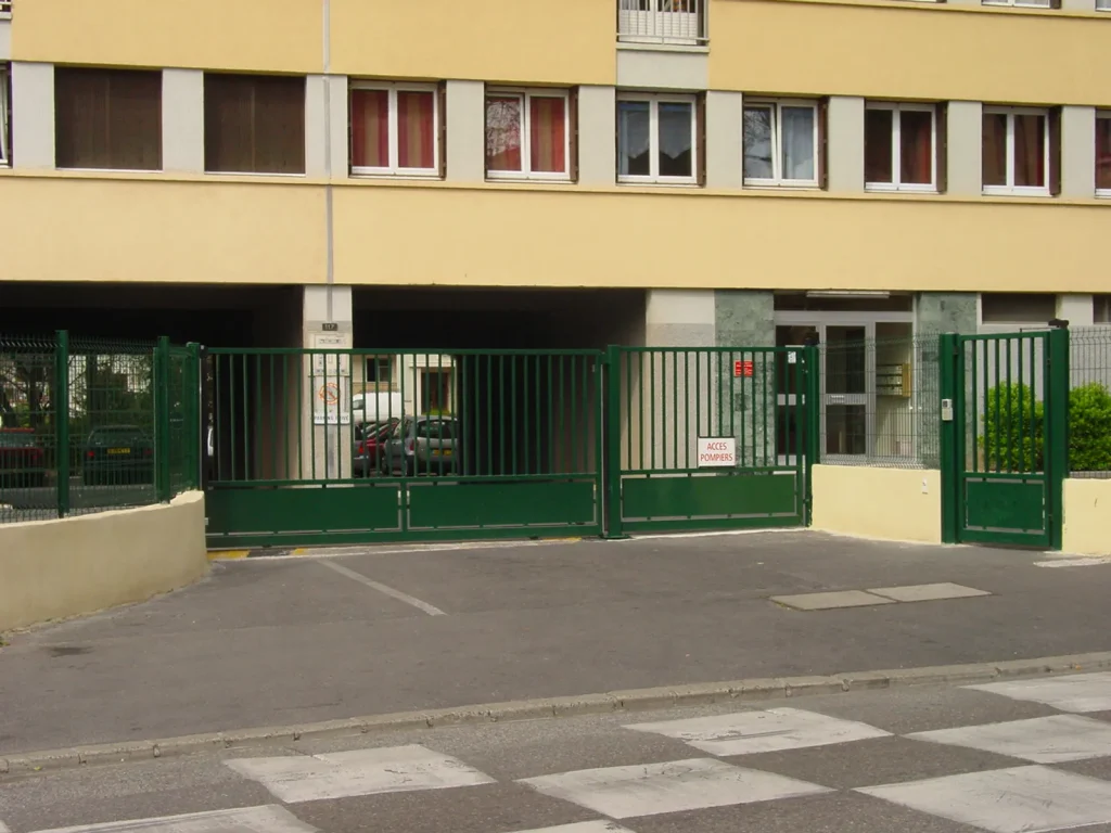 Entrée d'une copropriété avec portail coulissant en fer
