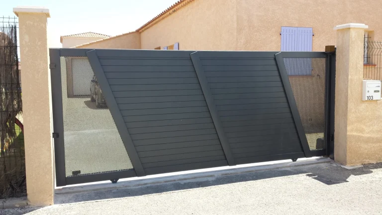 Entrée d'une villa avec un portail coulissant design