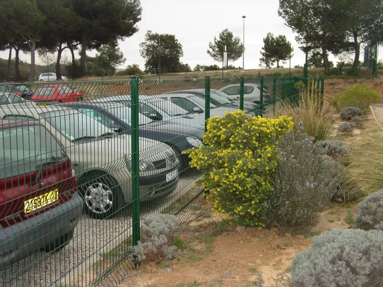 parking de copropriété clôturé