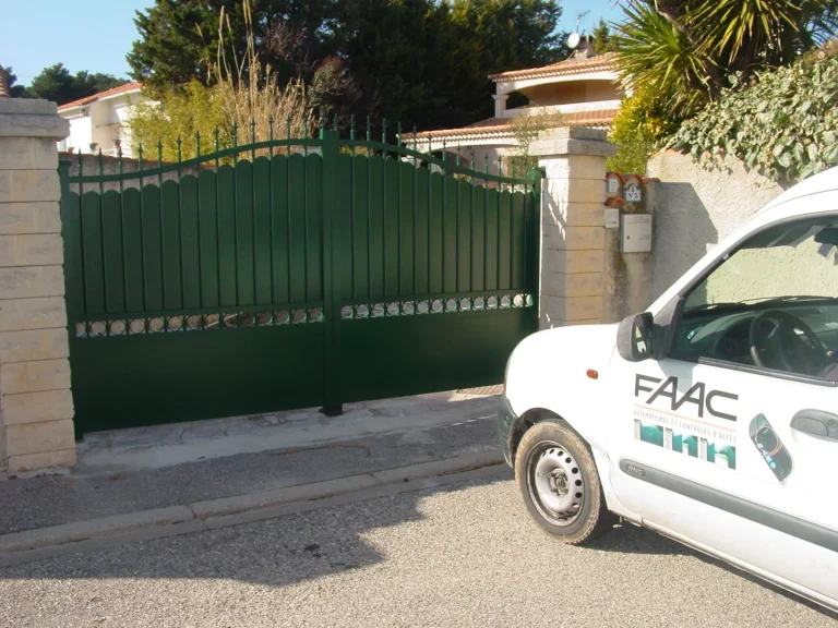 Véhicule API CONTROL devant le portail en fer forgé d'une propriété