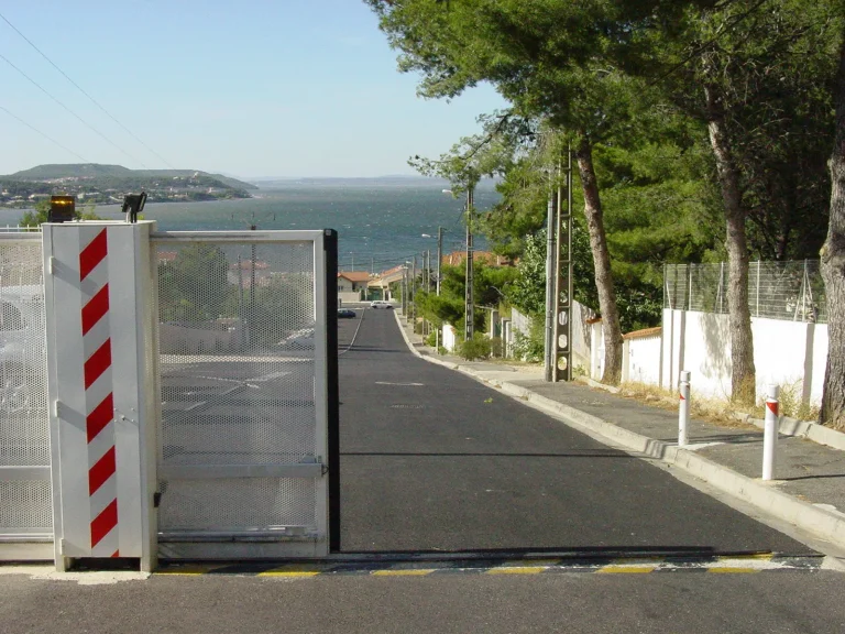 Grand portail coulissant de d'une résidence en copropriété à côté de la mer
