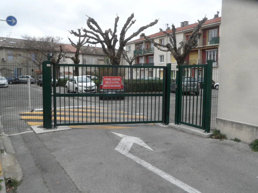 Portail de la résidence les launes fleuris à Salon de Provence