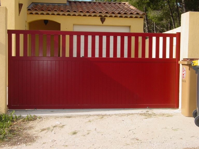 Entrée d'une maison avec un portail coulissant motorisé