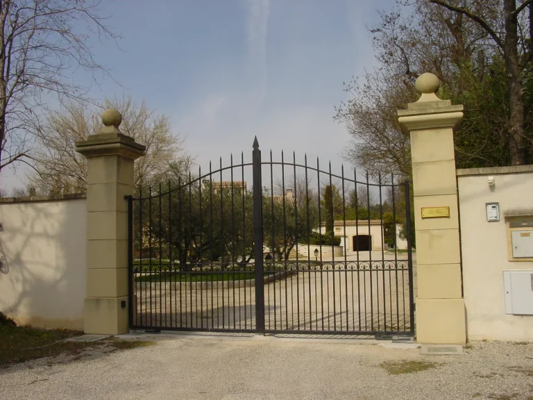 Portail en fer forgé automatique pour une maison