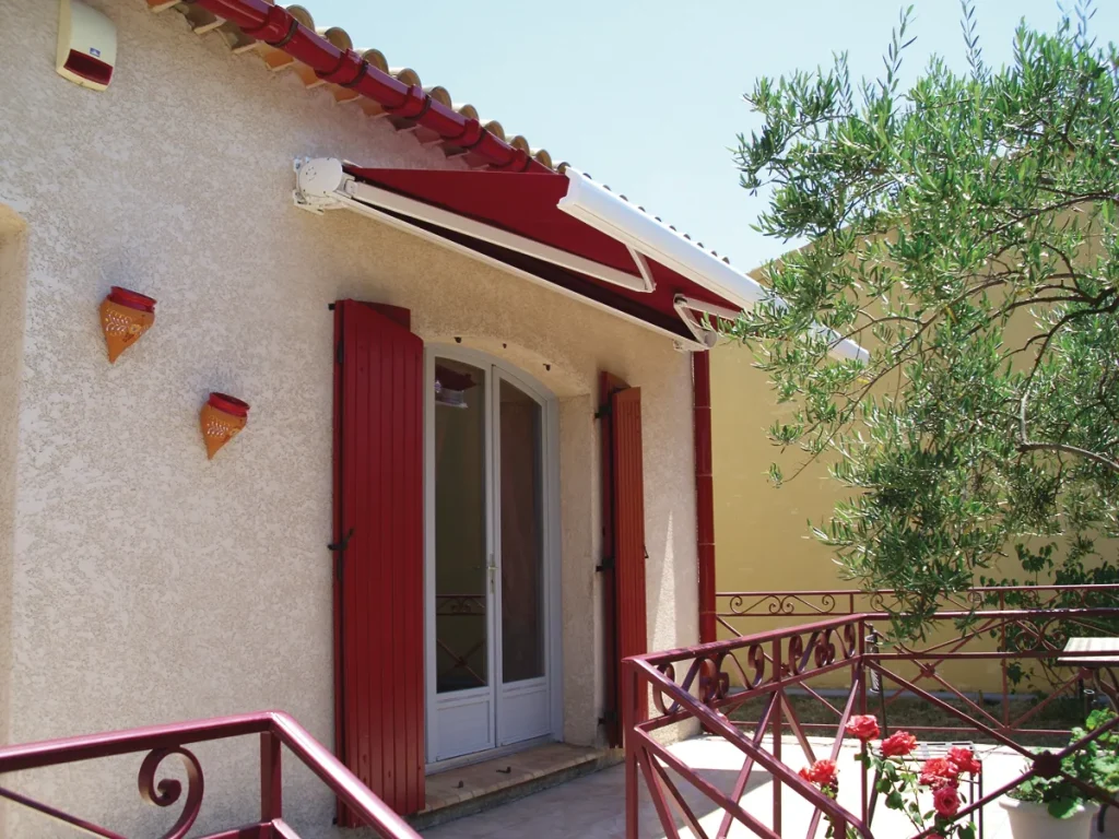 Maison traditionnelle avec store motorisé