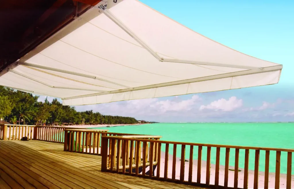 Terrasse face à la mer équipée d'un store banne