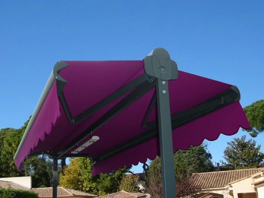 Store en double pente Féroé+ de la marque MSL installé dans une villa