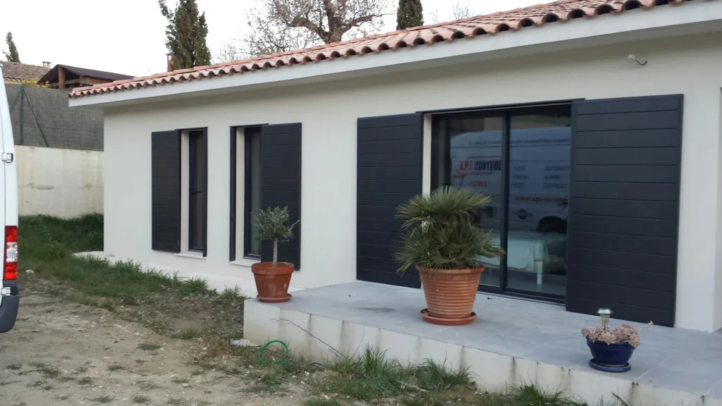 Installation de volets roulants aluminium motorisés avec isolation thermique renforcée pour des maisons à Rognes