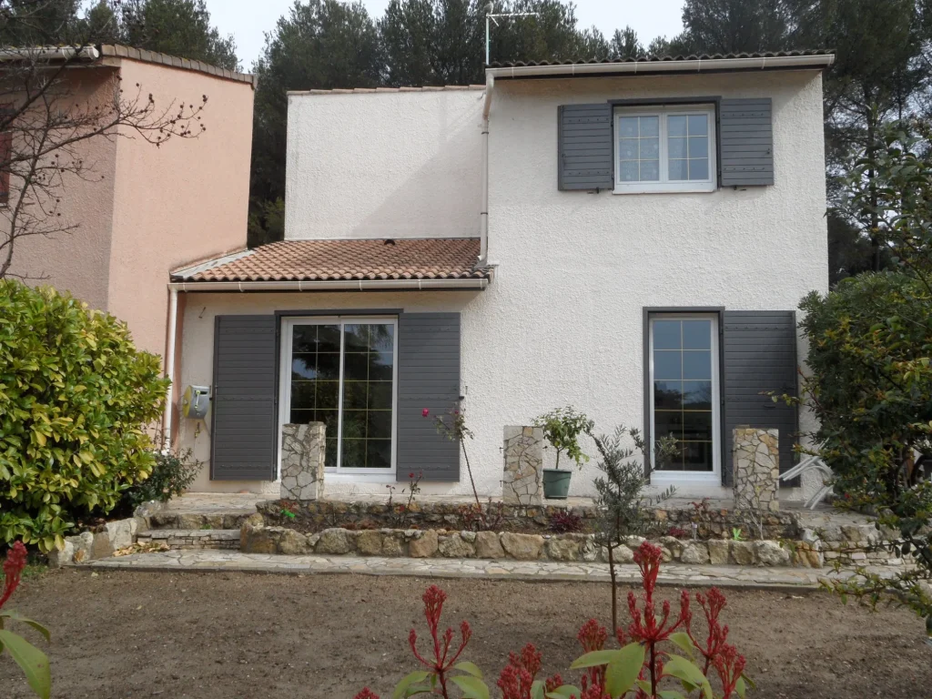 Maison contemporaine avec fenêtres et porte fenêtres aux volets battants