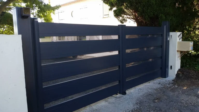 Portail battant de la Gamme Nuance installé pour une villa à Mouriès