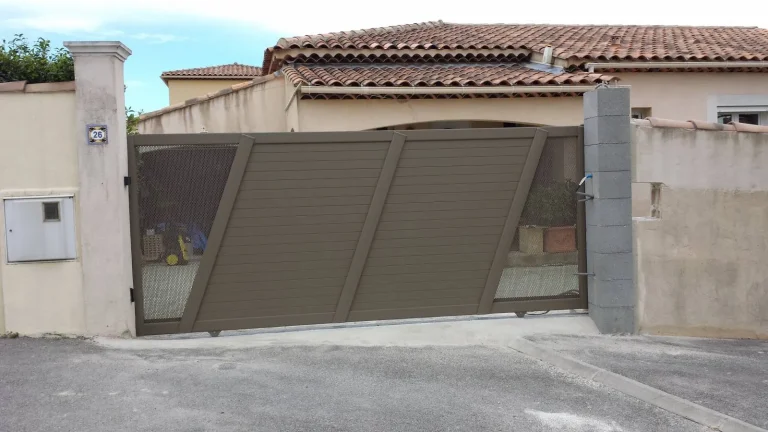 Portail en aluminium avec lame en tôle perforée