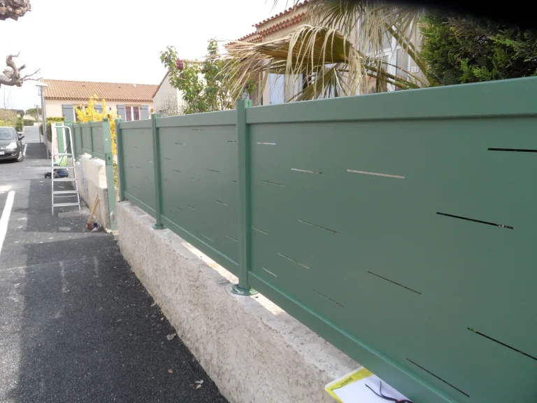 installation d'une clôture occultante sur mesure pour une maison.