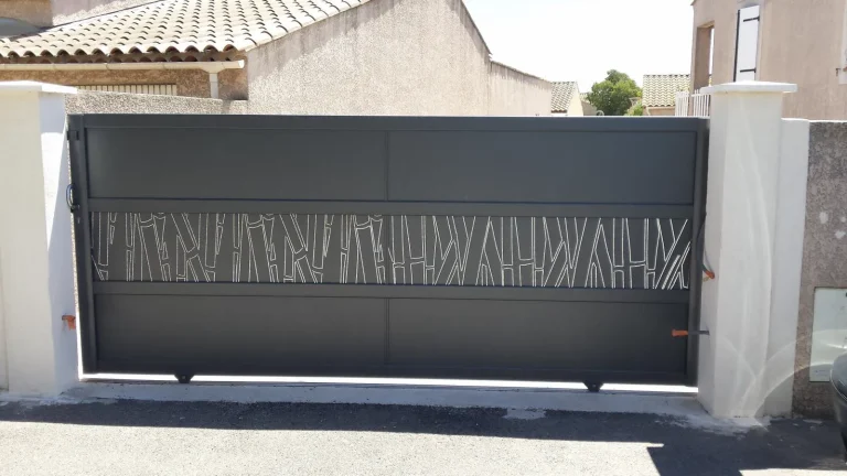 Joli portail aux motifs originals pour une maison