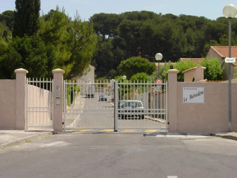 Entrée d'une copropriété équipée d'un portail battant automatisé