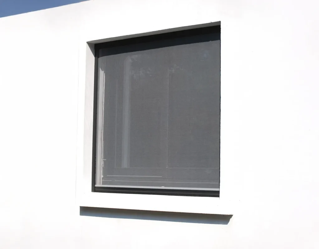 moustiquaire posée à une fenêtre